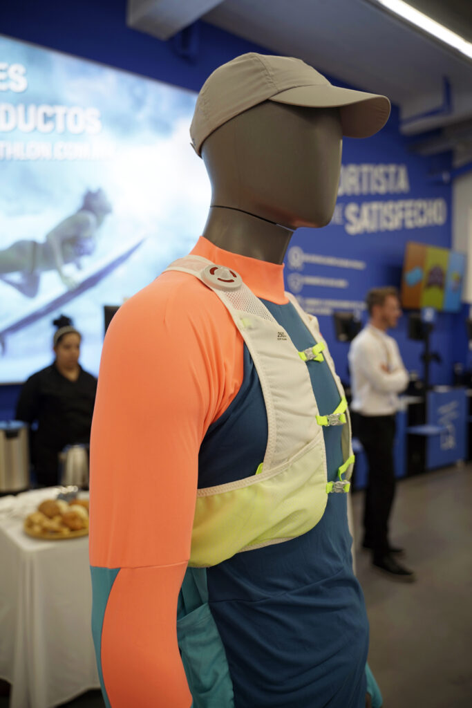 Decathlon lanza nueva línea de ropa deportiva. – Del Tingo al